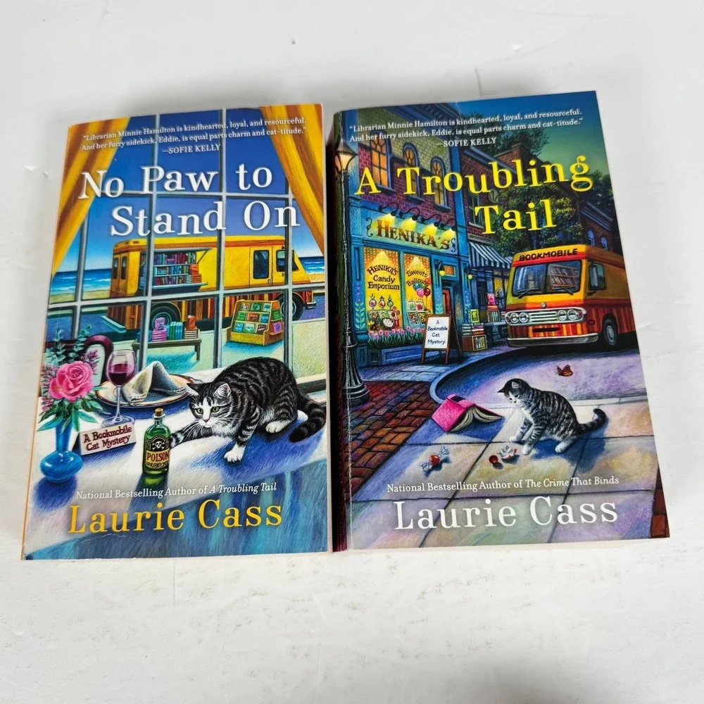 Bookmobile Cat Mystery Lot: No Paw to Stand On & A Troubling Tail‎ Laurie Cass